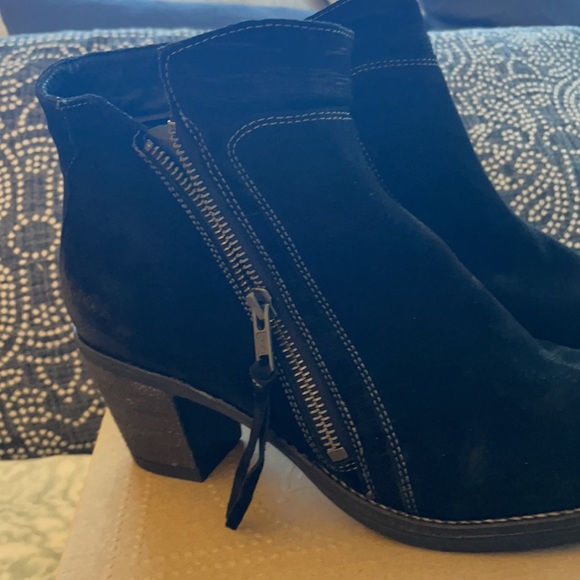 NWT Taos Dillie black suede boots Size 41 (U.S. 10 - 10.5) - Picture 9 of 12